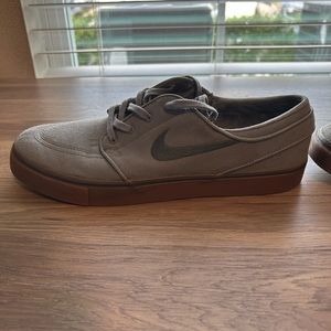 Nike SB clutch Gray/Gum size 10